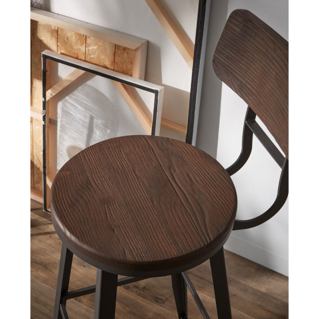Barska stolica Rihana Brown